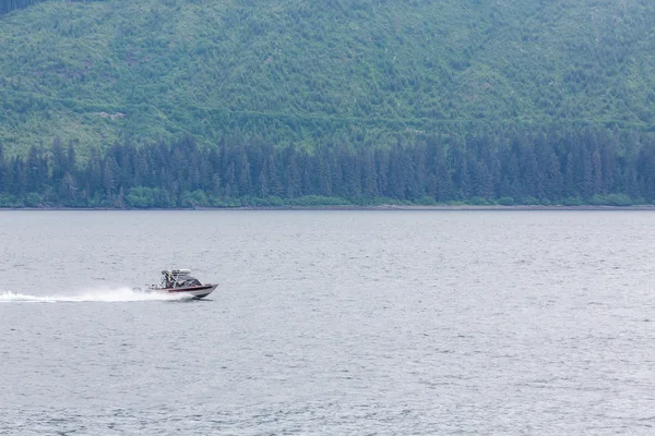 Barca eccesso di velocità passato Alaska Wilderness — Foto Stock