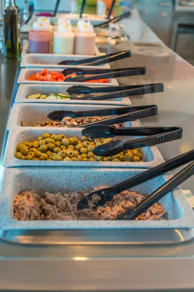 Thunfisch-Oliven und Pilze auf Salattheke — Stockfoto