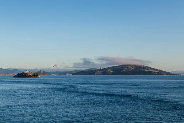 Alcatraz med Angel Island i bakgrunden — Stockfoto