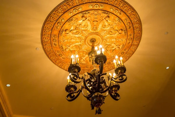 古い天井に華やかなシャンデリア — ストック写真