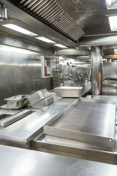 Rostfritt stål matlagning utrustning i kommersiella kök — Stockfoto