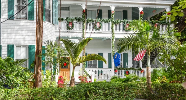 Casa tropical de dos pisos en Navidad —  Fotos de Stock