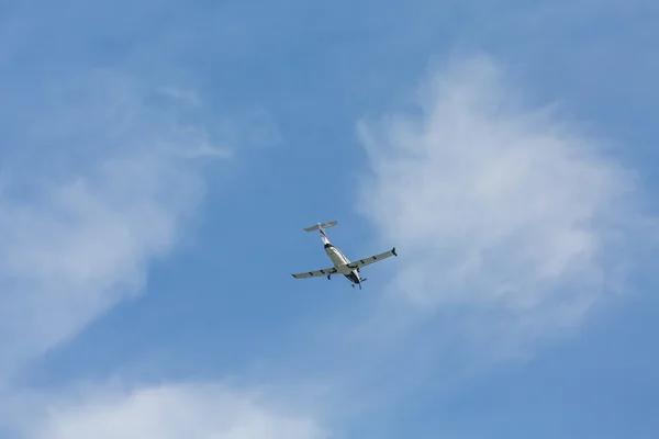 Plano de apoyo único desde abajo — Foto de Stock