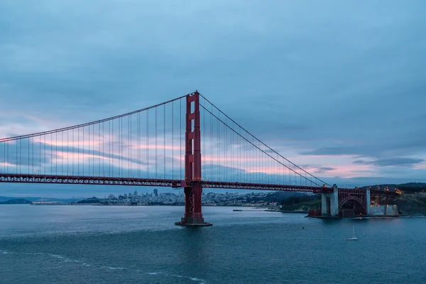 San Francisco Más Allá de Golden Gate al amanecer —  Fotos de Stock