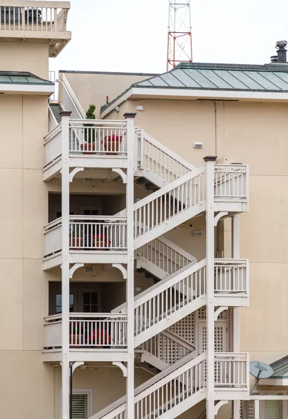 Escaleras de madera blanca hasta el edificio de yeso marrón — Foto de Stock