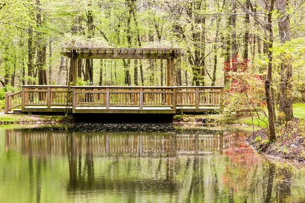Wood Pavilion on Green Lake — Stock Photo, Image