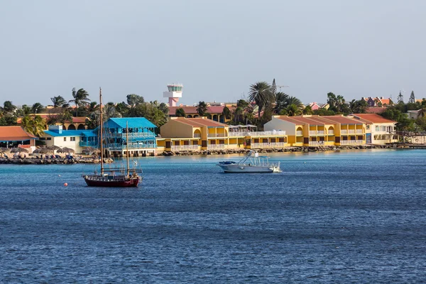 Barcos amarrados por condominios costeros — Foto de Stock