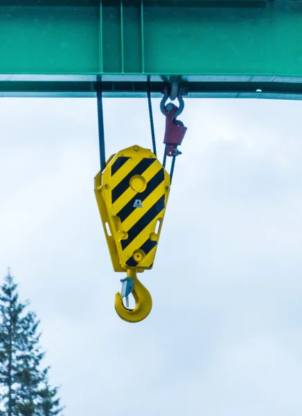 Gancho amarelo e preto do feixe verde — Fotografia de Stock