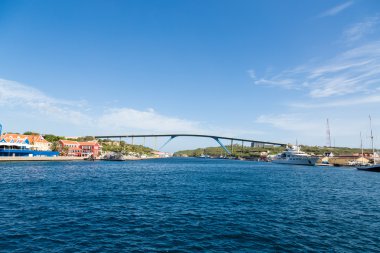 Yüksek Köprüsü ve yatta Curacao