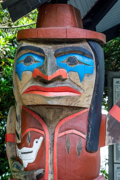 Färgglada Totem med blå ögon — Stockfoto