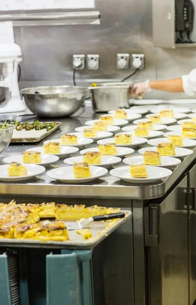 Portie taart in commerciële keuken — Stockfoto