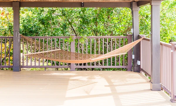 Hangmat op tropische dek — Stockfoto