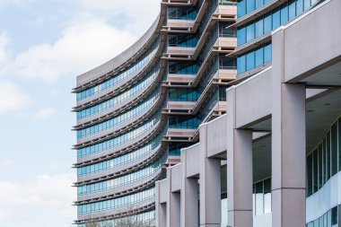 Modern taş otel üstünde kavisli pencere eşiği