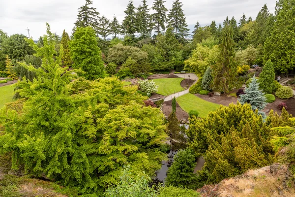 Paseo a través de verdes jardines —  Fotos de Stock