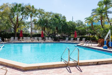 Sandalye etrafında Hotel Yüzme Havuzu