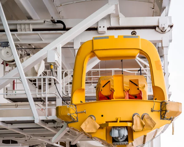 Barco salva-vidas amarelo pequeno no navio de cruzeiro — Fotografia de Stock