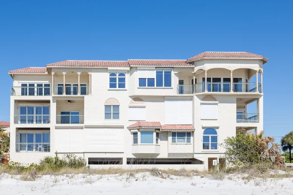 Moderno edificio de condominios de playa de Stucco — Foto de Stock