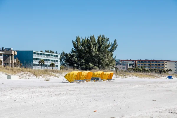 Παραλία κίτρινο αποχρώσεις με μπλε καρέκλες — Φωτογραφία Αρχείου