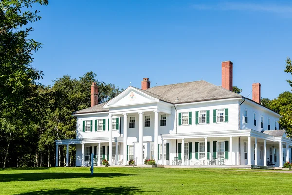 Casa de columnas blancas en Green Hill — Foto de Stock