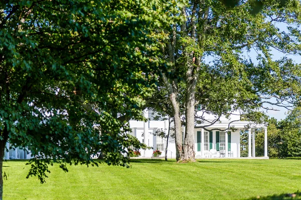 Veranda buiten bomen — Stockfoto