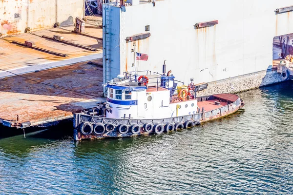 Tugboat azul y blanco por dique seco — Foto de Stock