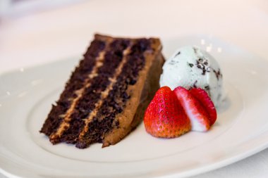 Dondurma ve çilek ile çikolatalı kek