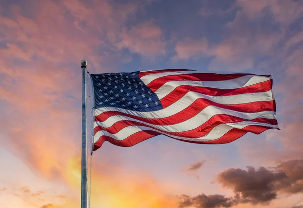 Αμερικανική σημαία πίσω φωτισμένη — Φωτογραφία Αρχείου