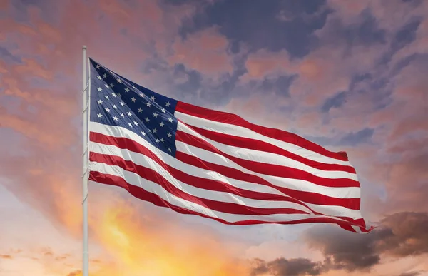 Amerikai zászló a ragyogó égbolton — Stock Fotó