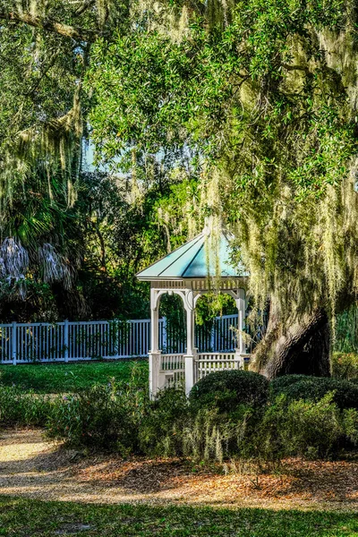 Gazebo sur en la luz de la mañana — Foto de Stock