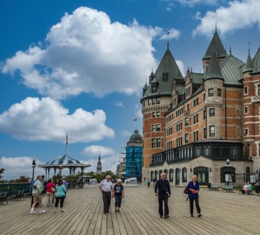 Quebec şehrindeki gezinti güvertesinde turistler