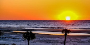 Sahilin Ötesinde Güneş Doğuyor