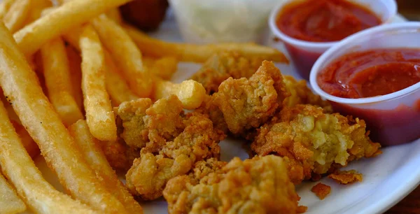 Ostras e batatas fritas — Fotografia de Stock