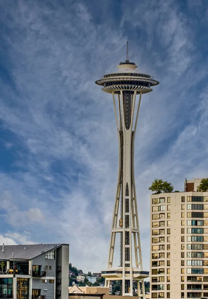 Space Needle nad apartamentami w Seattle — Zdjęcie stockowe