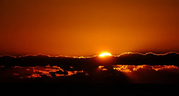 Oranžové slunce proniká mraky — Stock fotografie