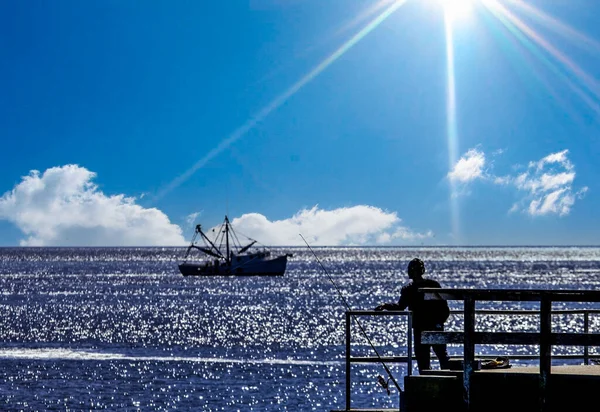 阳光下的渔人和虾船 — 图库照片