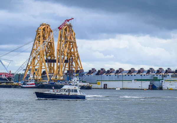 Vissersboot Voorbij schipbreuk — Stockfoto