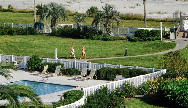 Meisjes op weg naar het strand — Stockfoto