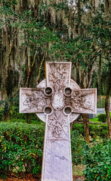 Ancienne croix celtique dans le cimetière — Photo