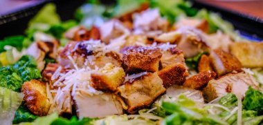 Tavuk Sezar 'da çıtır çıtır çıtır.