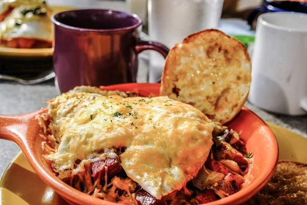 Huevos fritos en el hachís de carne en conserva — Foto de Stock