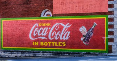 Şişelerde Coca Cola iç.