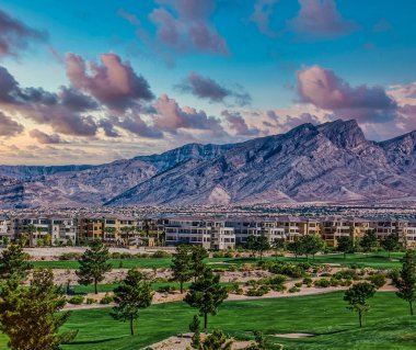 Uzaktan Dağlı Golf Sahası