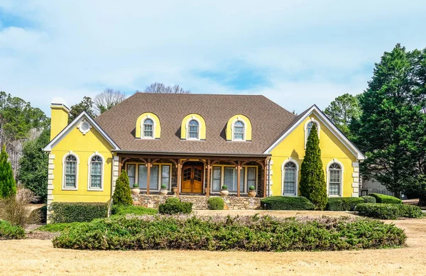 Gele gipsen huis — Stockfoto