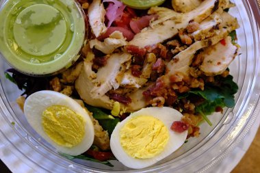 Tavuk salatasında haşlanmış yumurta.