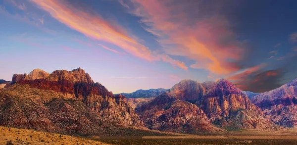 红岩峡谷中五彩斑斓的山脉 — 图库照片
