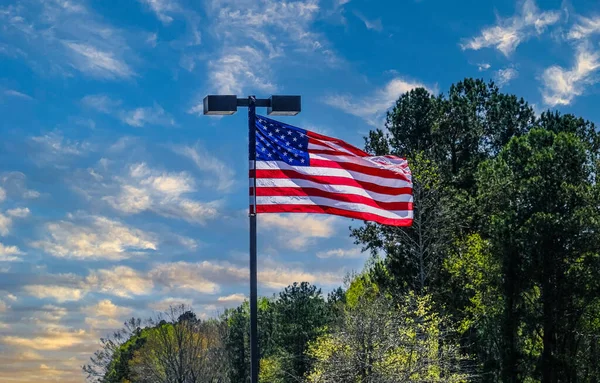 Işık Direğinde Amerikan Bayrağı — Stok fotoğraf