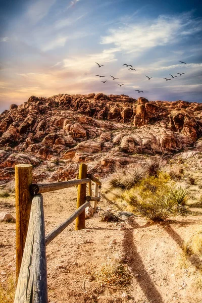 Fából készült kerítés a sivatagi hegyekbe — Stock Fotó