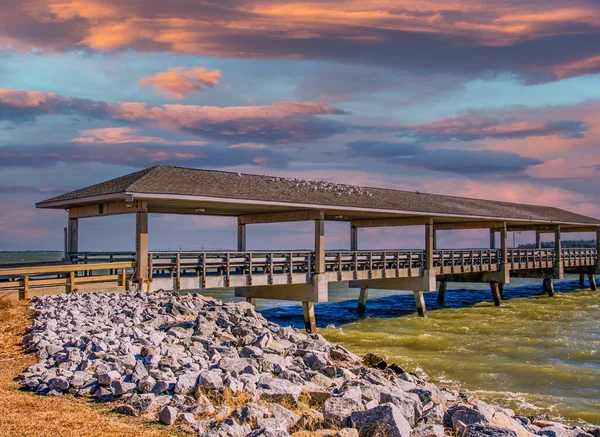 Pier an Felsen im goldenen Licht — Stockfoto