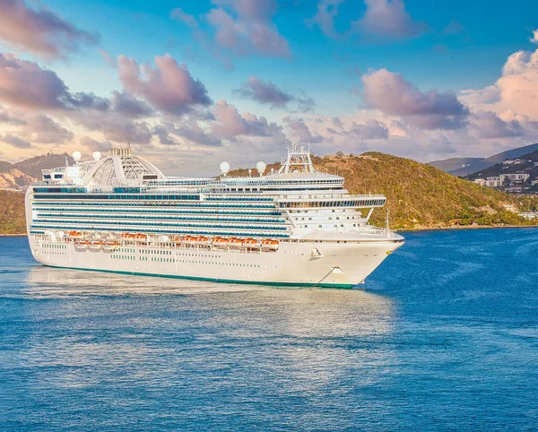 Groot luxe cruiseschip in St. Thomas Bay bij Dusk — Stockfoto