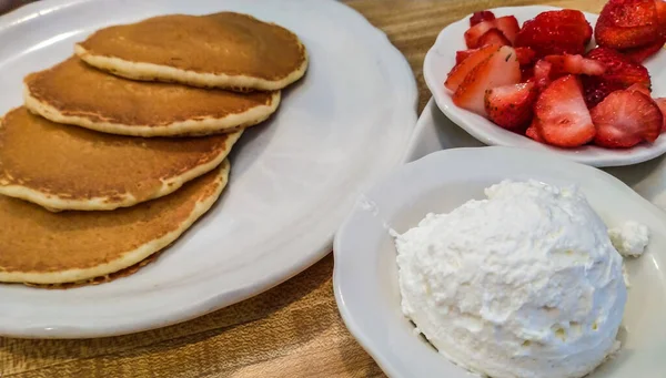 Whipped Cream with Pancakes and Strawberries — ストック写真